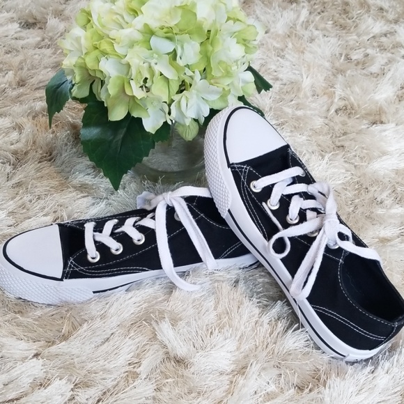 Airwalk Shoes - Black and white Airwalk shoes. Size 7